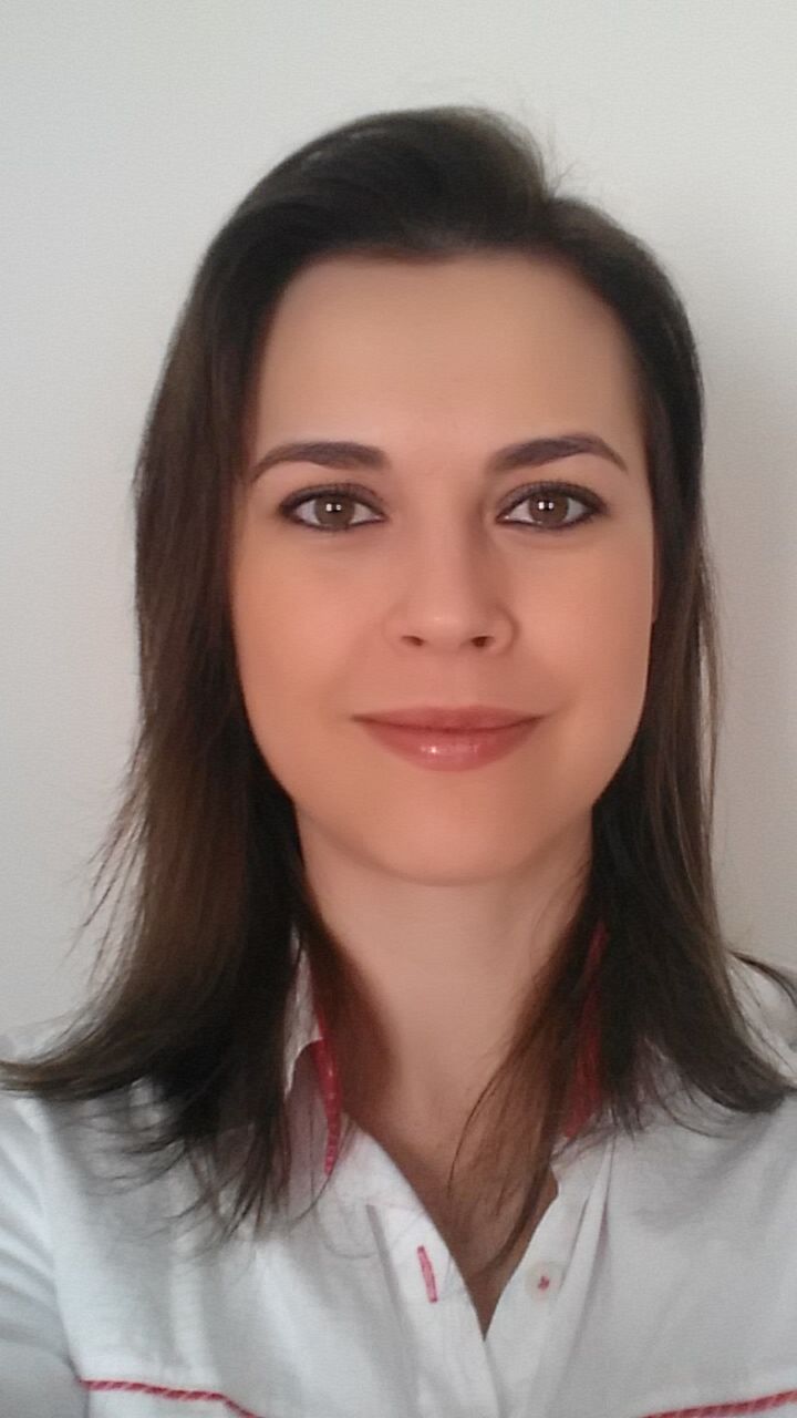 Arte e Face Caroline Zamin, Graduação em Odontologia UPF (2003), Especialização em Endodontia UFSC (2005), Mestrado em Endodontia UNAERP (2009), Doutoranda em Odontologia FOP/UNICAMP. 